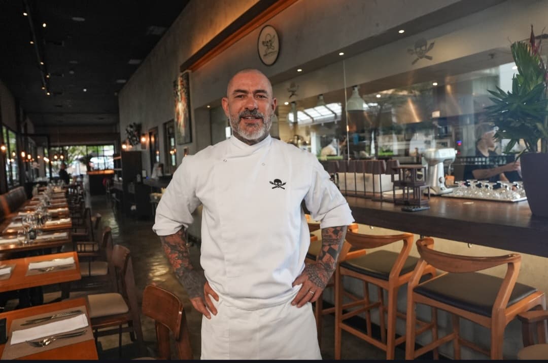 No começo da carreira, Henrique ia de madrugada ao Ceasa comprar novos ingredientes e passava a noite toda misturando, experimentando e testando suas descobertas. Após anos de estudos e feedback dos clientes, o Chef oferece hoje pratos autorais com muita personalidade, elaborados com ingredientes de qualidade. Prêmio Paladar de melhor carne de porco da cidade, o prato é destaque no cardápio, uma vez que as carnes são sua especialidade. Ir até o Sal é garantia de encontrar um prato com elementos que se complementam tanto nas cores, sabores, cheiros e texturas, e a certeza que tudo foi elaborado sob um padrão, um olhar preciso e muito cuidado. E já que o Chef defende que comida não pode ser considerada artigo de luxo, a experiência é completa e a um preço acessível. Atenção especial às variedades de sobremesa. Ir até lá e não pedir o prato final é quase um sacrilégio.

Para reservas de grupos maiores de 10  pessoas ou caso não consiga realizar sua reserva entre em contato com o restaurante, (11) 35544-460