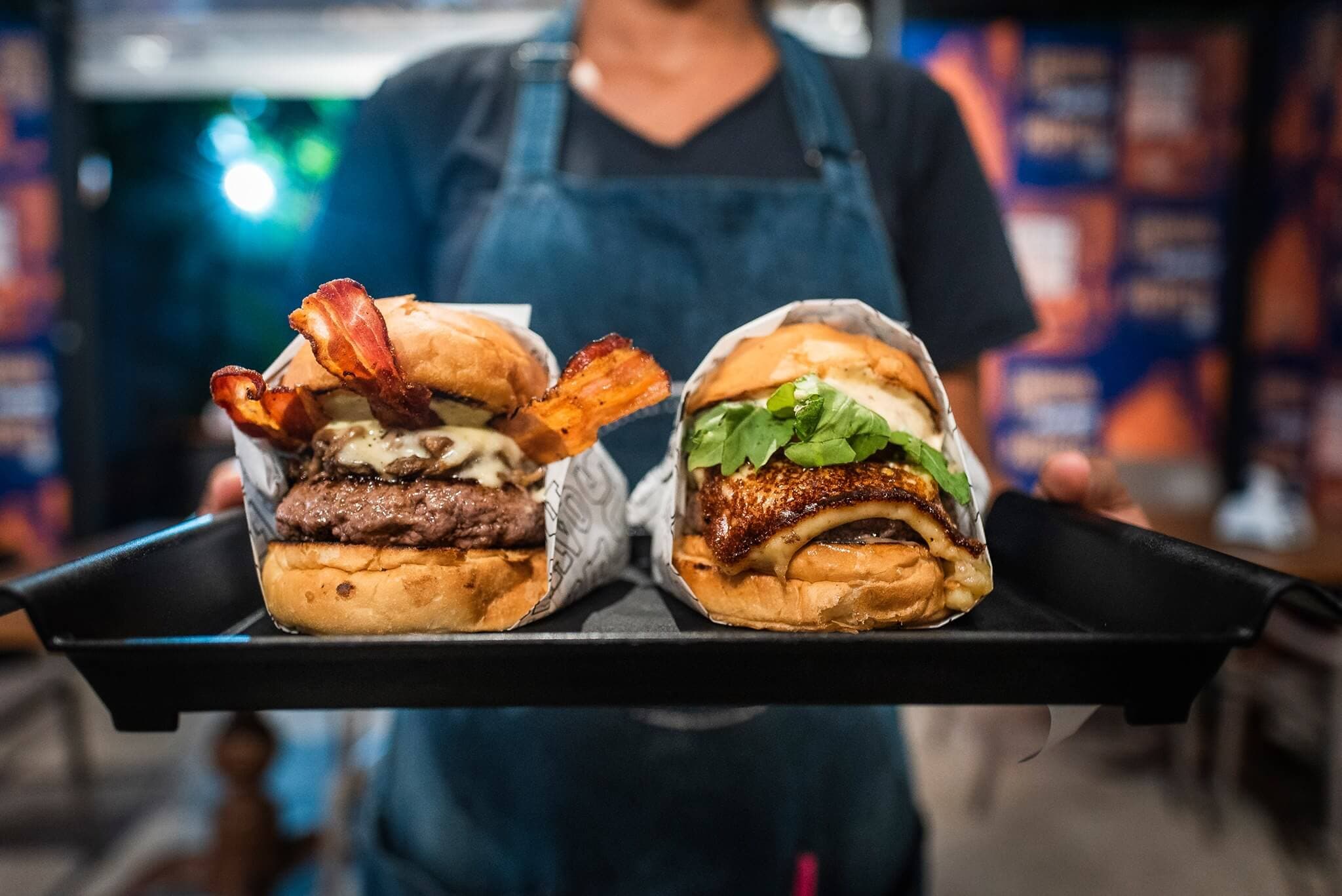 Hamburgueria descolada com terraço e menu apurado, incluindo opções monstro sofisticadas em pães especiais.