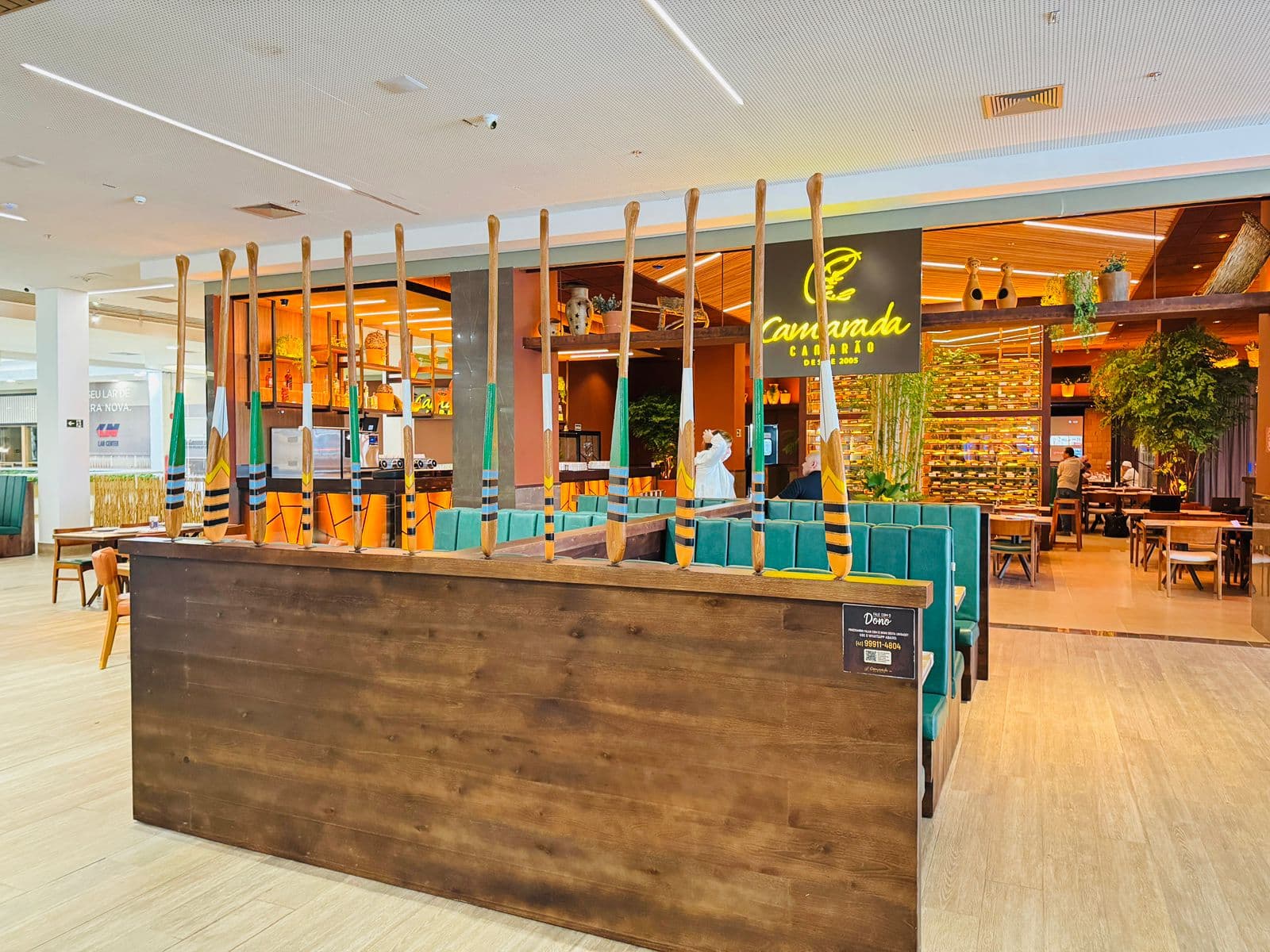 O Camarada Camarão é um restaurante informal, rústico e elegante, decorado com lembranças do mar que inaugurou sua primeira operação em dezembro de 2005 no bairro de Boa Viagem, em Recife-PE. Em 2011, já com um bom recall de marca na cidade e uma operação bem amadurecida, o Grupo Drumattos , empresa-mãe do Camarada Camarão, inicia um projeto de expansão nacional e inaugura sua primeira unidade fora do Recife. Surge então o Camarada no Rio Design na Barra, um dos mais conceituados shoppings cariocas. Em Janeiro de 2014 se inaugura o Camarada Camarão em um dos maiores centros de compras da América Latina, o Shopping Recife. Já em 2016, a família Camarada ganhou mais uma unidade no Rio de Janeiro, inaugurada em Maio no New York City Center, na Barra da Tijuca. Em novembro de 2017, nasce o quinto restaurante Camarada Camarão, a terceira unidade no Recife e nosso maior restaurante, localizada no RioMar Recife.
