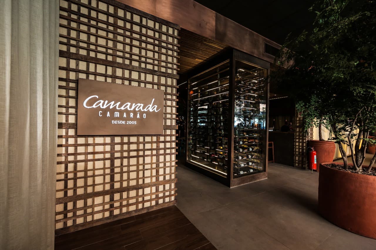 O Camarada Camarão é um restaurante informal, rústico e elegante, decorado com lembranças do mar que inaugurou sua primeira operação em dezembro de 2005. Ele traz a ideia de um restaurante com decoração moderna, rústica, regional e que remete às lembranças do mar, oferecendo pratos fartos, saborosos e criativos . Sendo a 13° inauguração da rede, o ParkJacarepaguá, em Jacarepaguá, inaugurou em 29 de Junho de 2021. Esta casa contempla espaço Camaradinha e espaço para Eventos.