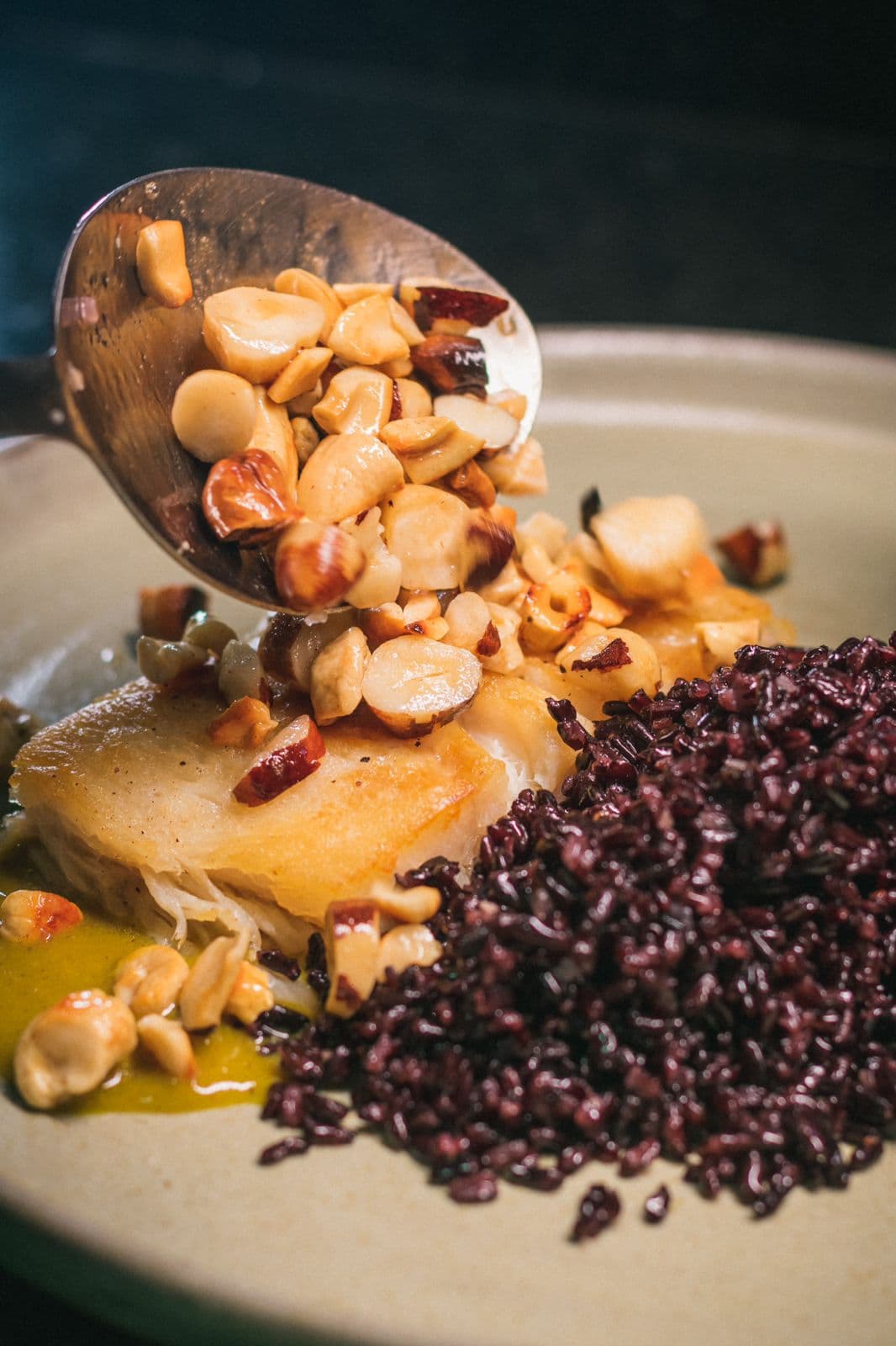 O Restaurante está localizado na Ladeira da Barra, possui uma vista privilegiada para Baía de Todos os Santos com uma culinária contemporânea.

 A carta de drinks primorosa foi criada por Marcio Felipe, do Imakay, de São Paulo, e traz rótulos como Glenlivet, Monkey 47 e Royal Salute. 

O projeto do restaurante leva a assinatura do arquiteto Vinicius Rosaneli.