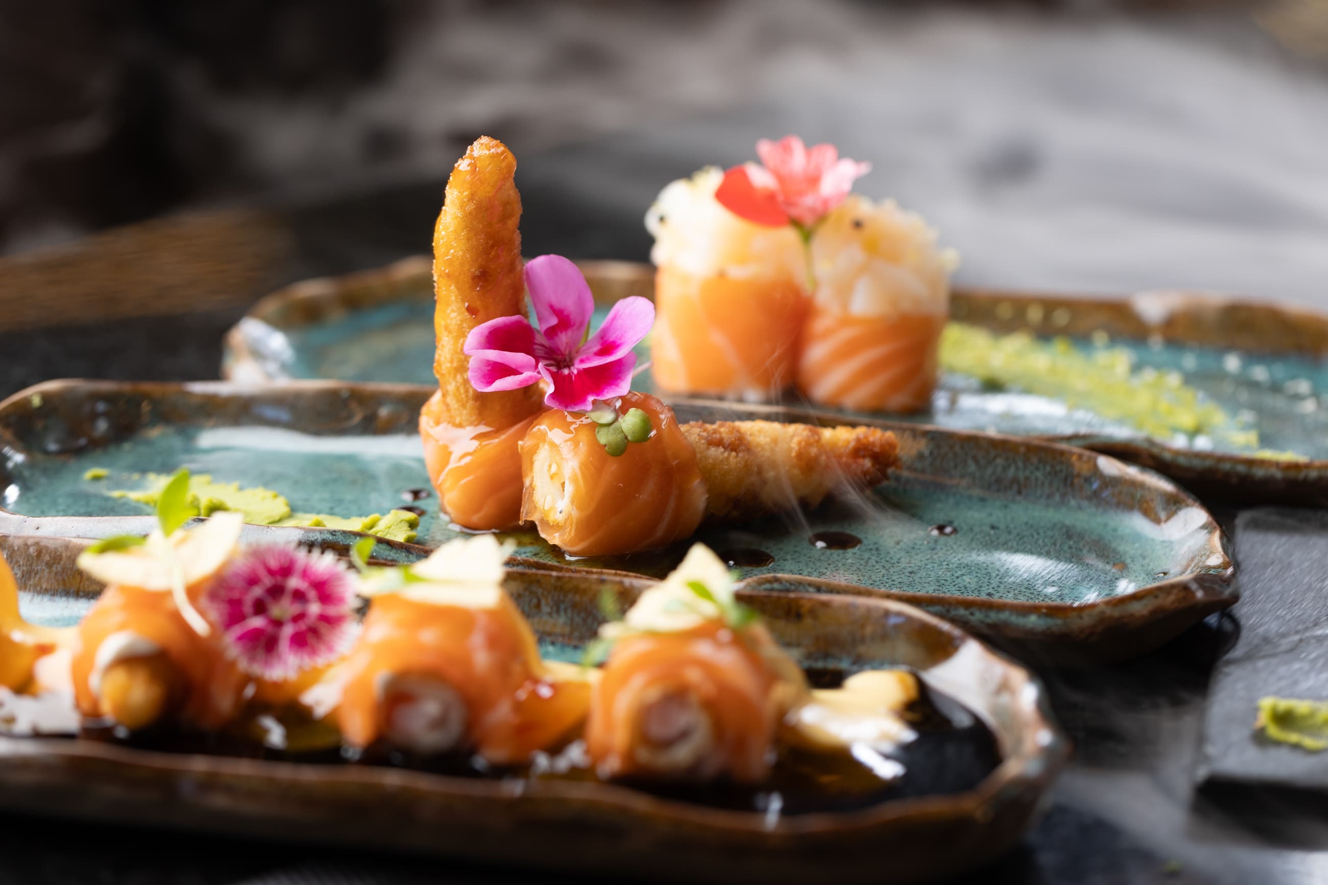 O Sukoi Sushi Bar, fundado em agosto de 2022, é conhecido por sua atmosfera elegante e sua culinária oriental autêntica. Com um menu refinado que inclui sushis, sashimis e pratos quentes, o restaurante oferece uma experiência gastronômica única e memorável.