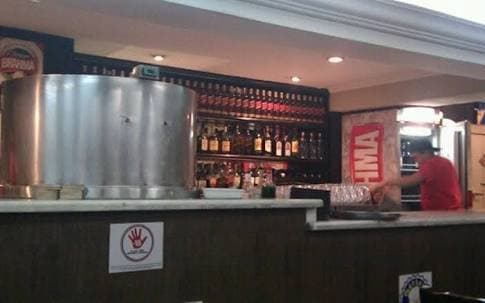 Porções e baldes de cervejas, além de futebol na tevê e música ao vivo, em bar de clima jovem e descontraído.