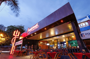 Comidinhas variadas, com cervejas e drinques, em clima descontraído de bar temático da música rock 'n' roll.