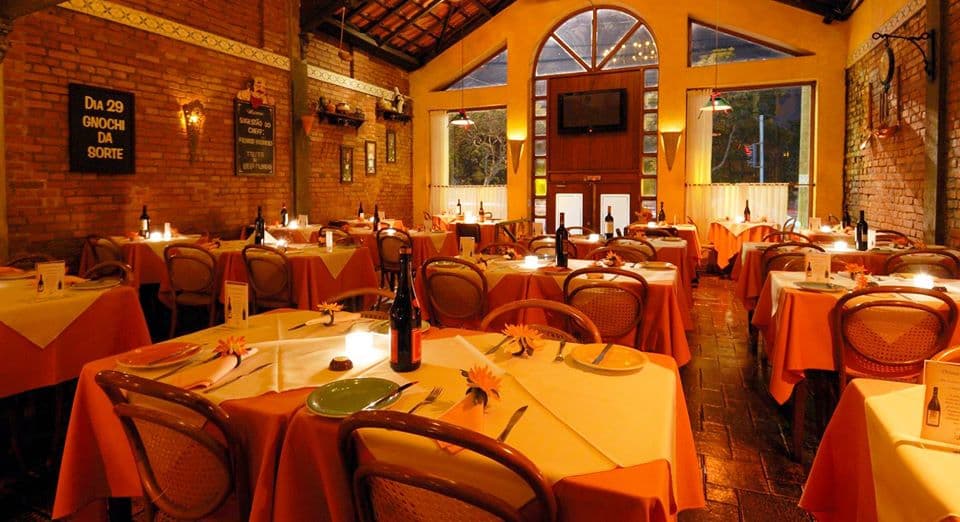 Dona Carmela é um restaurante localizado em Santana zona norte de São Paulo. Este restaurante conta uma historia familiar muito bonita, foi criada especialmente em memória da senhora Carmela pelo seu filho Antonio. A comida é variada com especial tempero da comida Italiana, já que Dona Carmela era proveniente da Itália. Pratos como massas, peixes, risotto e carnes serão encontrados nesse maravilhoso cardápio para o jantar...