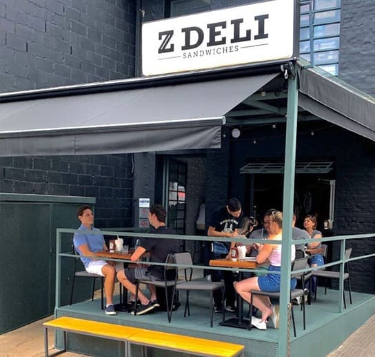 Sofisticada lanchonete que serve hambúrgueres especiais e acompanhamentos em um ambiente descontraído.