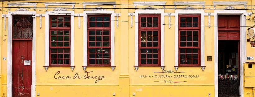A cozinha requintada da Bahia, com frutos do mar e pratos regionais, servida em casa estilizada e acolhedora.