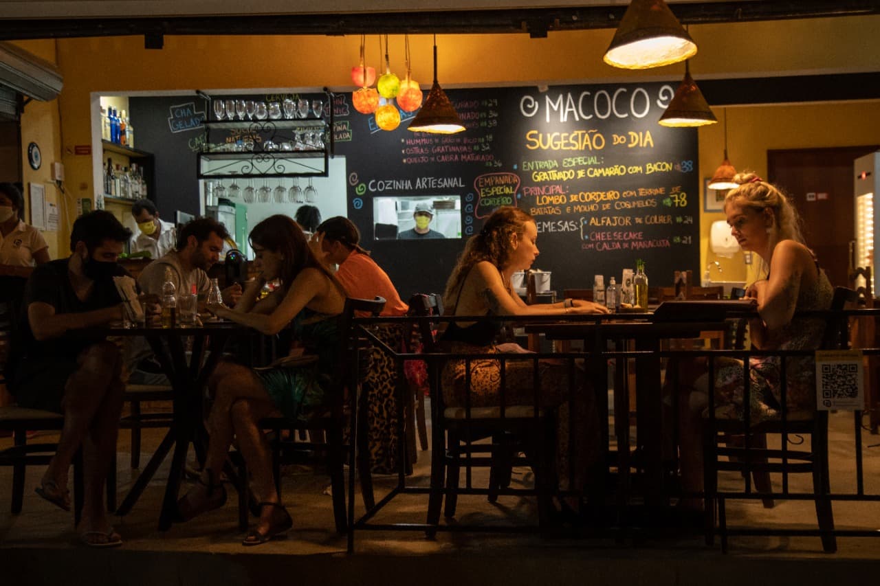 Frutos do mar, massas e carnes, além de sucos e coquetéis, em espacinho rústico e relaxado com música ao vivo.