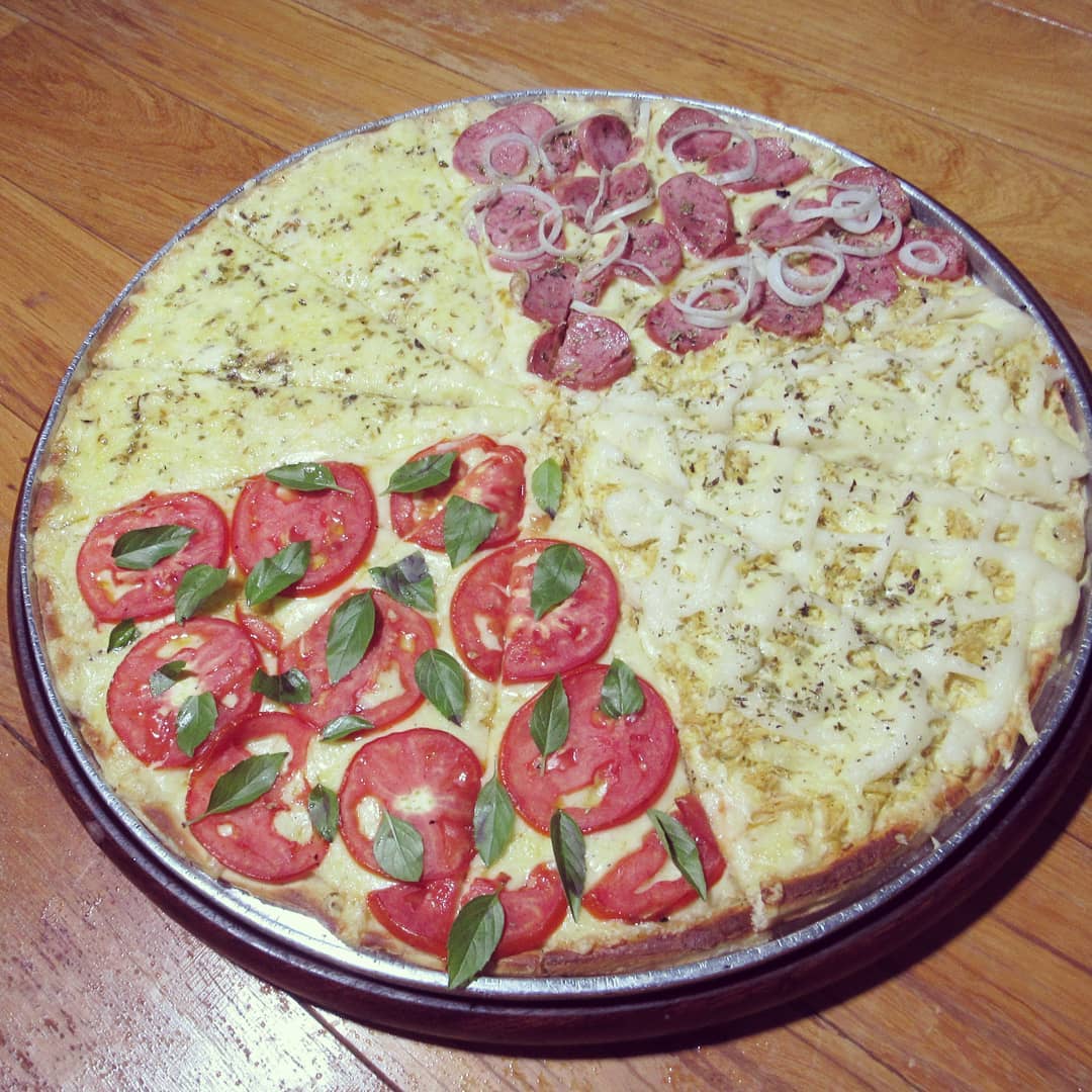 Carnes na chapa, pescados e pizzas, além de feijoada e chopes, em casa com tijolo aparente, varanda e jardim.