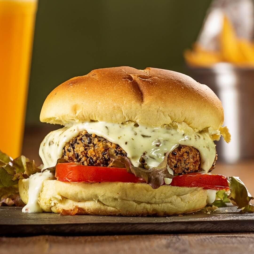 Hambúrgueres feitos com carnes nobres, além de salsichas, sucos e happy hours, em ambiente descontraído.