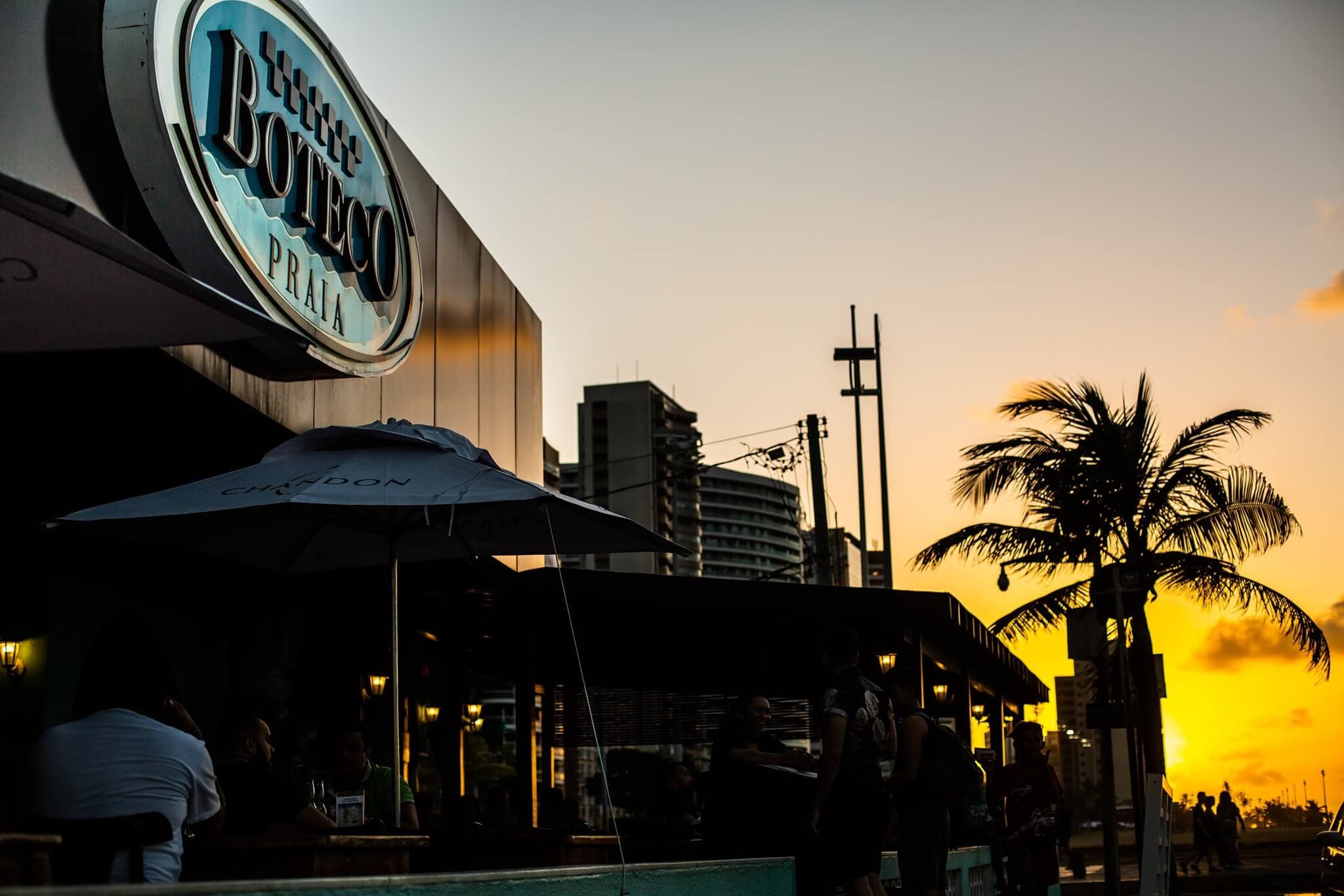 Chopp gelado, petiscos e música ao vivo todos os dias são a receita do Boteco Praia para oferecer o melhor Happy Hour de Fortaleza.