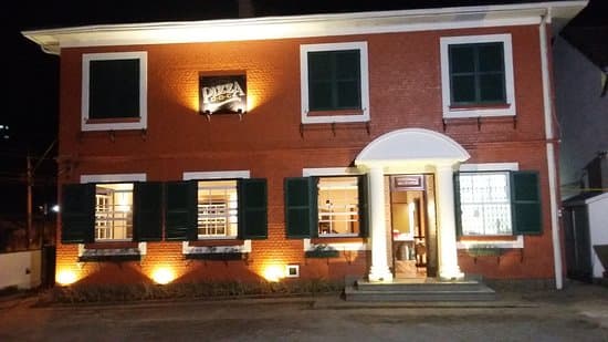 Especializada em pizzas artesanais, a casa também oferece vinhos e cervejas em espaço acolhedor e familiar.