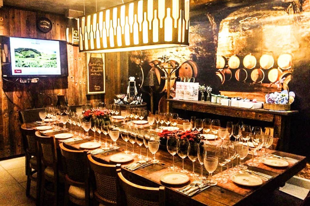 O Território do Vinho nasceu da vontade de mudar o paradigma do vinho como bebida para conhecedores. Depois de estudar enologia e trabalhar na região de Napa Valley, na Califórnia, descobri que, entre as inúmeras qualidades, o vinho é uma bebida absolutamente democrática, para ser degustada sem frescuras ou formalidades, por todas as pessoas. Vinho bom é aquele que a gente gosta. E ponto. O Território, como ficou conhecido, nasceu em maio de 2010, como uma adega de vinhos e uma pequena degustação de queijos e massas. Desde o começo, buscamos a inovação. Vieram novos pratos, o ambiente ficou mais intimista e descontraído. Lançamos a primeira festa do vinho, oferecemos diversos cursos, treinamentos e degustações. A cozinha ficava mais criativa e nós cada vez mais realizados.