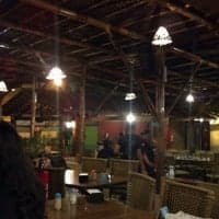 Restaurante popular da roça com banda sertaneja tem chapas mistas de carnes entre lanches caseiros e petiscos.