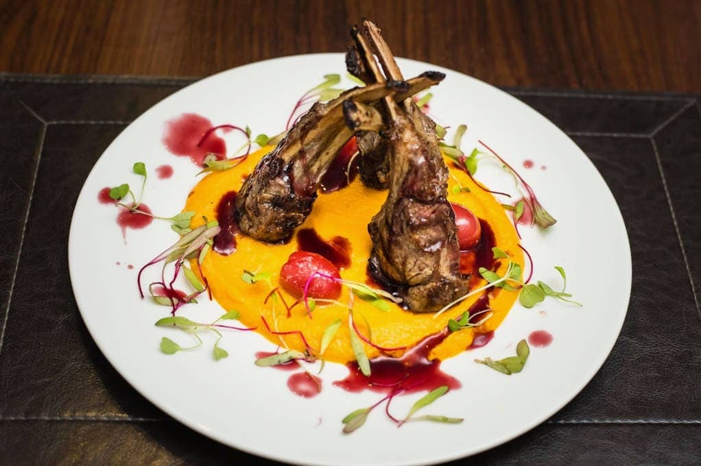 Ambiente confortável e casual, onde você poderá encontrar, desde pequenas entradas até um menu degustação de 5 etapas, elaborados com os melhores ingredientes e as técnicas mais avançadas. Para melhorar a sua experiência e harmonizar a sua refeição, nós o convidamos para conhecer nossa adega, composta por mais de 80 rótulos de vinhos! Seja um ELO dessa nova cultura gastronômica !