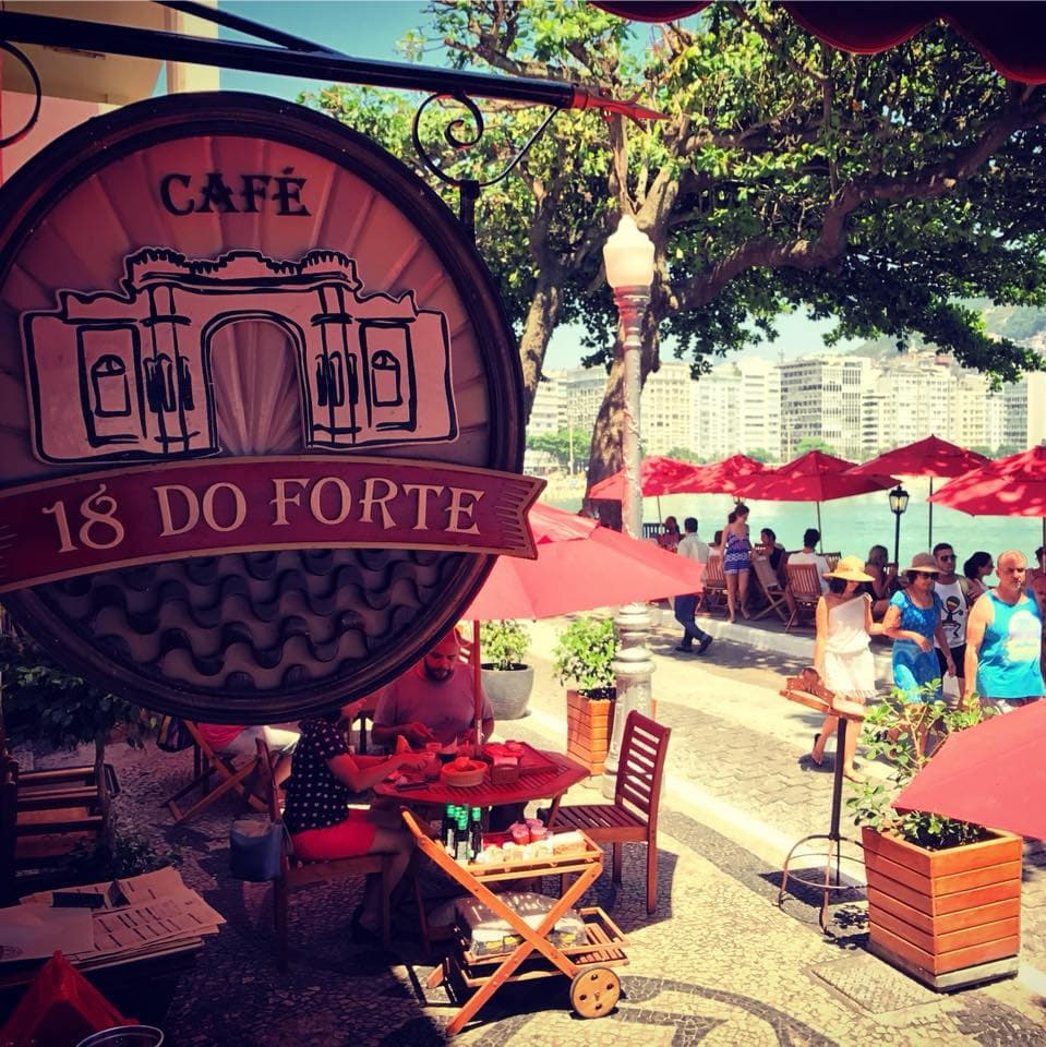Doces, salgados, saladas e massas são servidos do café da manhã ao almoço com uma vista panorâmica para o Rio.