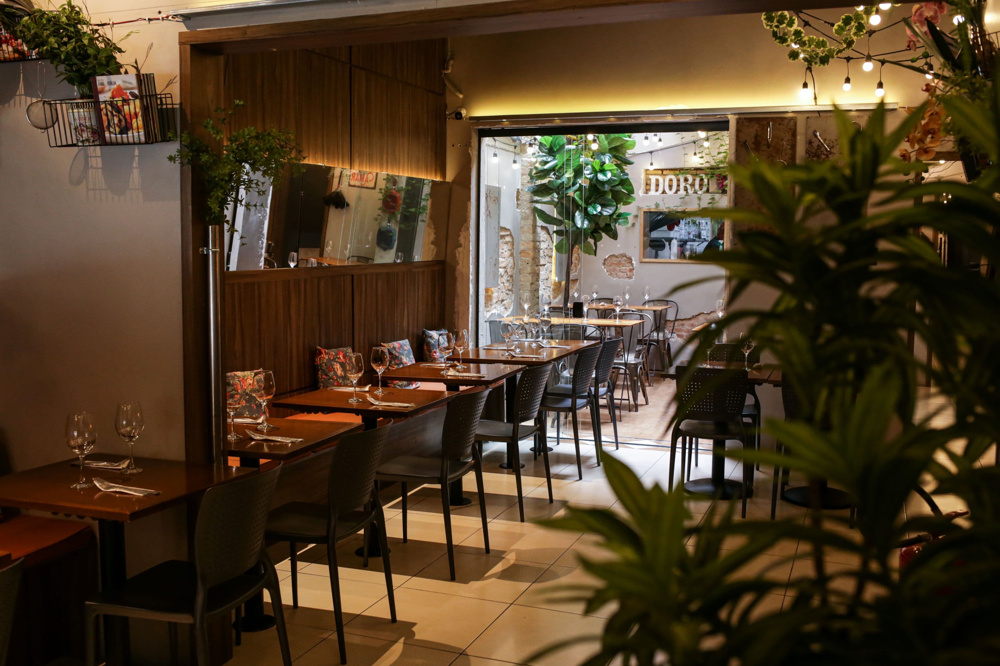 A fachada é discreta, o local fica escondido, quase que imperceptível, acessado por uma pequena e por vezes “chata” escada, típica das casinhas das Perdizes de antigamente. No entanto, a gastronomia que esse local reserva aos seus convidados pode causar surpresa aos mais desavisados.
   Comandada pelo chefe Matheus Buosi, a cozinha tem muita inspiração italiana com ingredientes do cotidiano.
   O cardápio está disponível a partir das 08:00 com um menu especial para o café da manhã, onde você pode provar clássicos como Ovos Benedict ou um delicioso bowl de frutas com granola caseira e iogurte grego. Para o almoço e o jantar o menu conta com deliciosas opções de entradas como a Burrata acompanhada de vinagrete de manga e pão italiano de fermentação natural, no menu dos pratos principais você vai provar delicias como o nosso tradicional Polpetone de linguiça de porco, recheado com muçarela, servido com massa artesanal em molho de tomate italiano, e claro para as sobremesas que surpreendem pela delicadeza e sabores incomparáveis você poderá provar nossa famosa Mousse de chocolate belga 54% com farofa de amêndoas e merengue suíço.
   A carta de vinhos é simplificada e com ótimas opções para acompanhar uma boa refeição. Quanto ao atendimento, este fica a cargo de uma equipe carinhosa e pronta para receber.    O restaurante é bastante frequentado por quem gosta de boa comida em um ambiente aconchegante, intimista e descontraído.
Venha conhecer o DoRo Gastronomia!