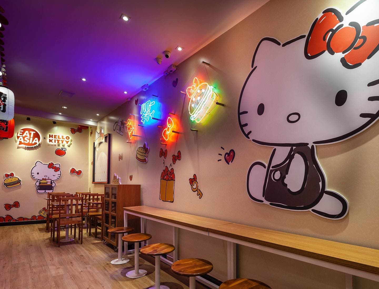 Chegar com 10 minutos de antecedência do horário da reserva.

O Eat Asia + Hello Kitty, é um restaurante totalmente personalizado com a temática da Hello Kitty, transmitindo o charme e fofura do ícone da cultura japonesa em cada detalhe, que fica localizado no tradicional bairro da Liberdade, capital paulista.