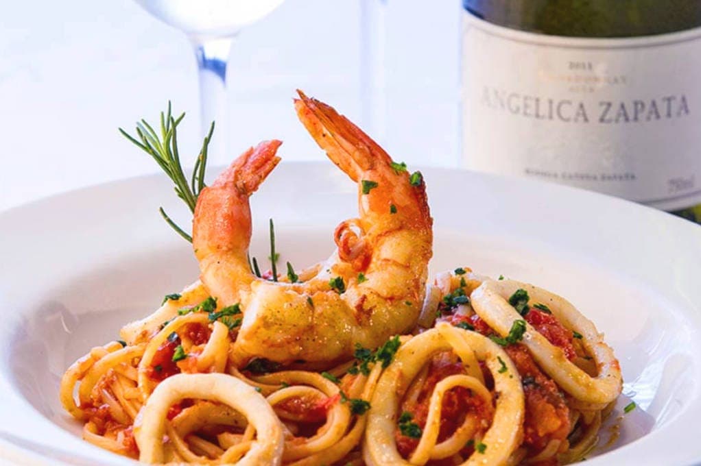 Menos sofisticada que restaurante e mais elaborada que cantina é a cozinha de uma Trattoria Italiana. Geralmente um espaço nem grande nem pequeno com mesas cobertas de toalha xadrez com uma vela no centro. Assim nasceu a Trattoria da Rosario, em abril de 2003, numa pequena loja do Fashion Park, na QI 17 do lago sul.
No fogão, receitas que combinam sabor e simplicidade se tornaram a marca da casa. O sucesso veio imediatamente e em pouco tempo, o ambiente duplicou e ganhou ares refinados até que vagou a loja vizinha e ai, sim, uma reforma profunda permitiu a expansão da Trattoria com cara de restaurante