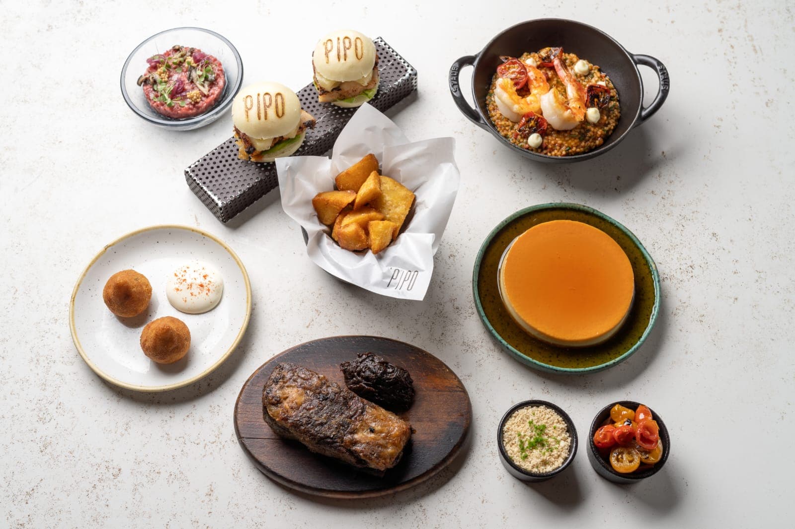 @pipo_sp Cozinha casual do chef Felipe Bronze O menu do 'PIPO é feito para compartilhar! Com várias entradinhas, pratos finalizados na brasa, como nossa costela que é cozida no vapor por 18 horas e sobremesas que remetem a infância do Chef Felipe Bronze, entre estas "O" Pudim. Localizado no MIS - Museu da Imagem e do Som - Av. Europa, 158 - SP - o 'PIPO oferece uma capacidade máxima de 85 lugares sentados. É um ambiente agradável e intimista com área interna onde os clientes podem ver os pratos sendo preparados na brasa diretamente na parrilla. A agradável área da varanda foi desenhada com um pergolado de vidro para aproveitar ao máximo a luz solar e cortinas retráteis facilitando a passagem de ar. Tudo fica ainda mais gostoso com a vista do jardim, onde nossos clientes ficam confortáveis à sombra das palmeiras e canto dos pássaros locais. À frente da parrilla, temos nossa Chef executiva: Giovanna Perroni. A carta de vinhos foi cuidadosamente elaborada pela sommelière Cecilia Aldaz, composta por rótulos nacionais e internacionais. O 'PIPO é um lugar delicioso para casais, comemorações, reuniões de trabalho e principalmente de momentos incríveis!