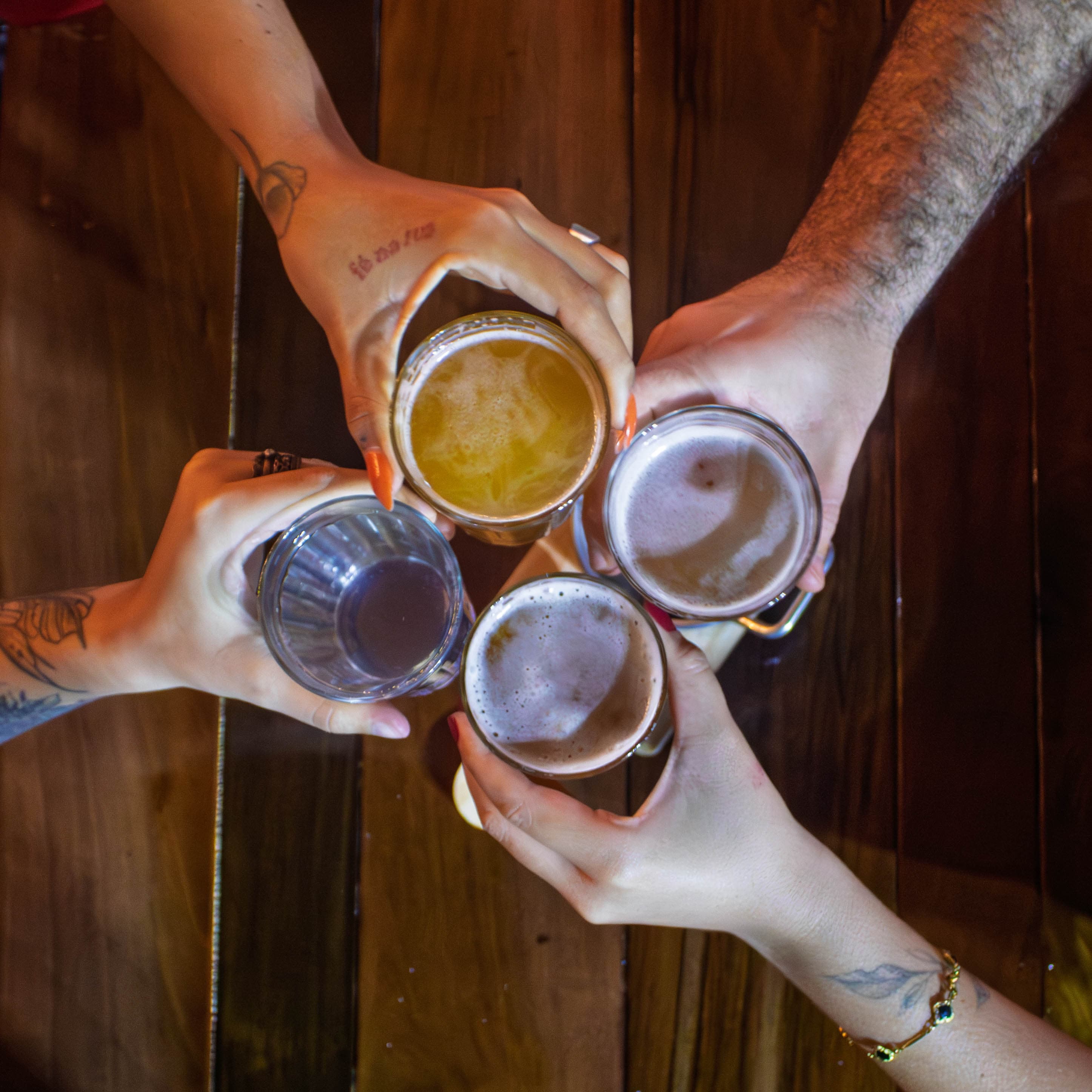 O Charada Pub Savassi é uma casa de Chope Artesanal, Drinks, Petiscos e Porções, além de oferecer nos dias de semana um almoço delicioso! Um local que atende todos os públicos oferecendo o melhor do chope do Rock N Roll!