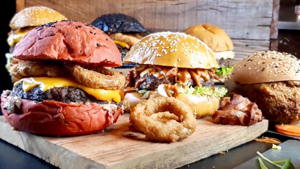 Fartos hambúrgueres, sorvetes e cervejas especiais, em ambiente moderno com decoração inspirada em Star Wars.