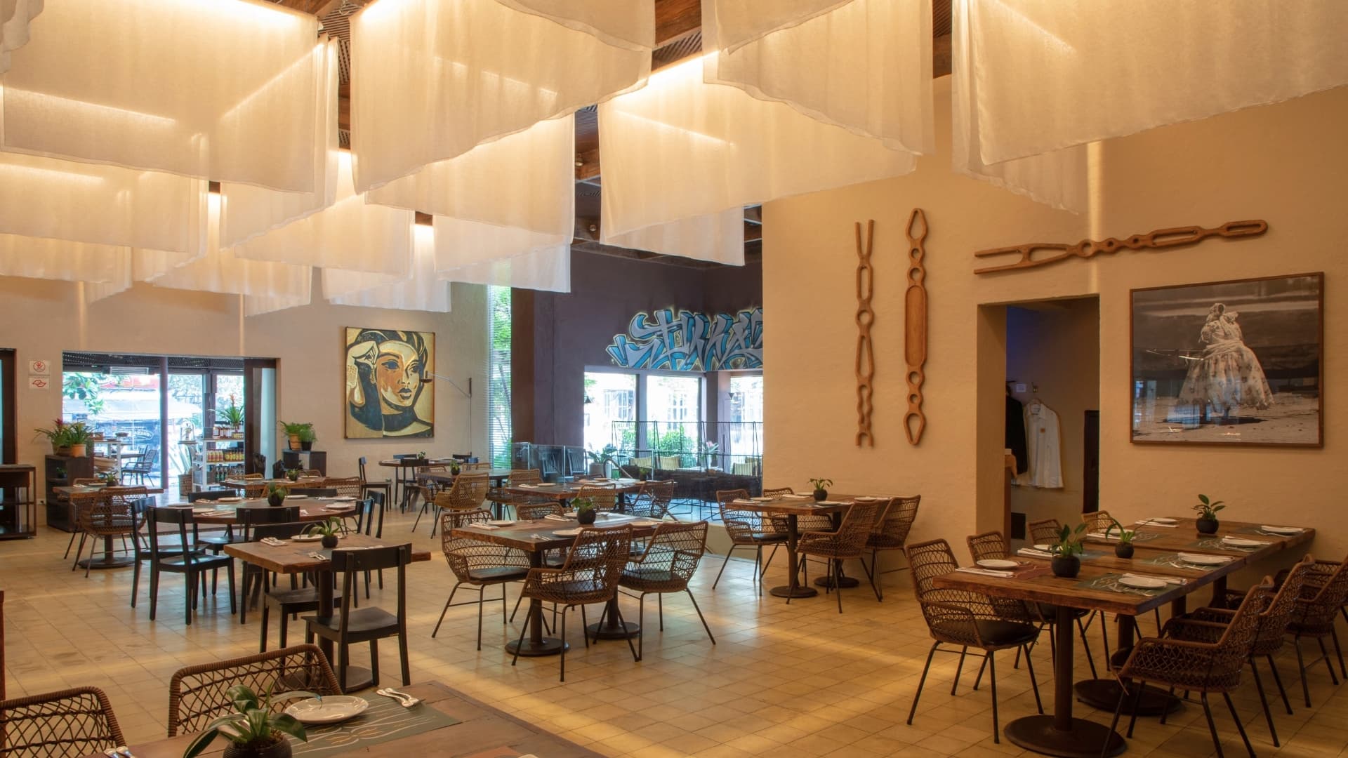 Casa de Alex Atala que homenageia receitas tradicionais da família brasileira de diversas regiões do Brasil. Os pratos do cardápio, assim como o ambiente, reúnem toques criativos, técnica e arte que são assinaturas do chef e sua equipe