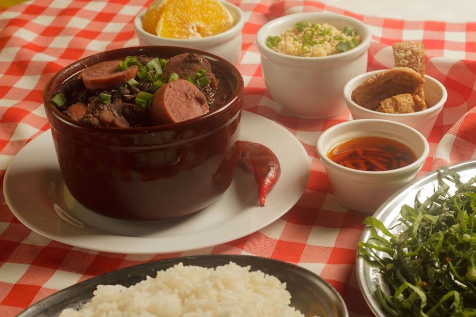 Comidinhas e bate-papos, além de cervejas e drinques, em boteco simples e descontraído, com mesas externas.