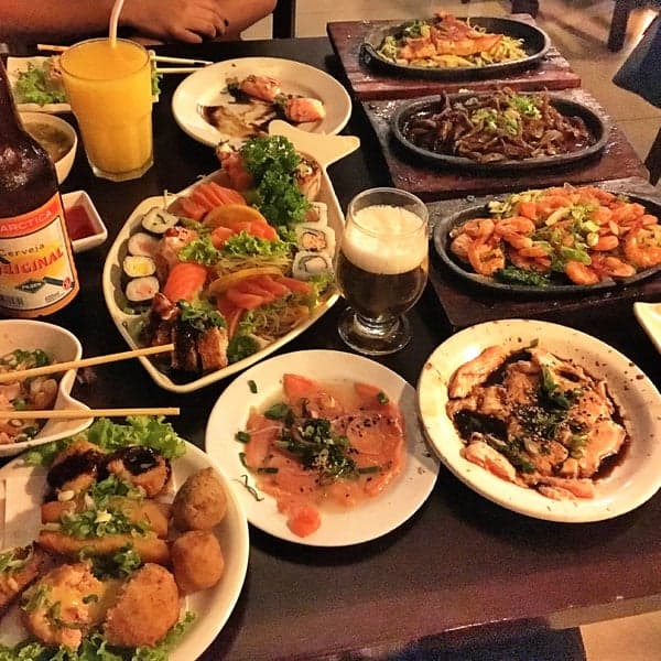 Restaurante acolhedor com rodízio de comida japonesa, além de pratos de comida chinesa, cervejas e sobremesas.