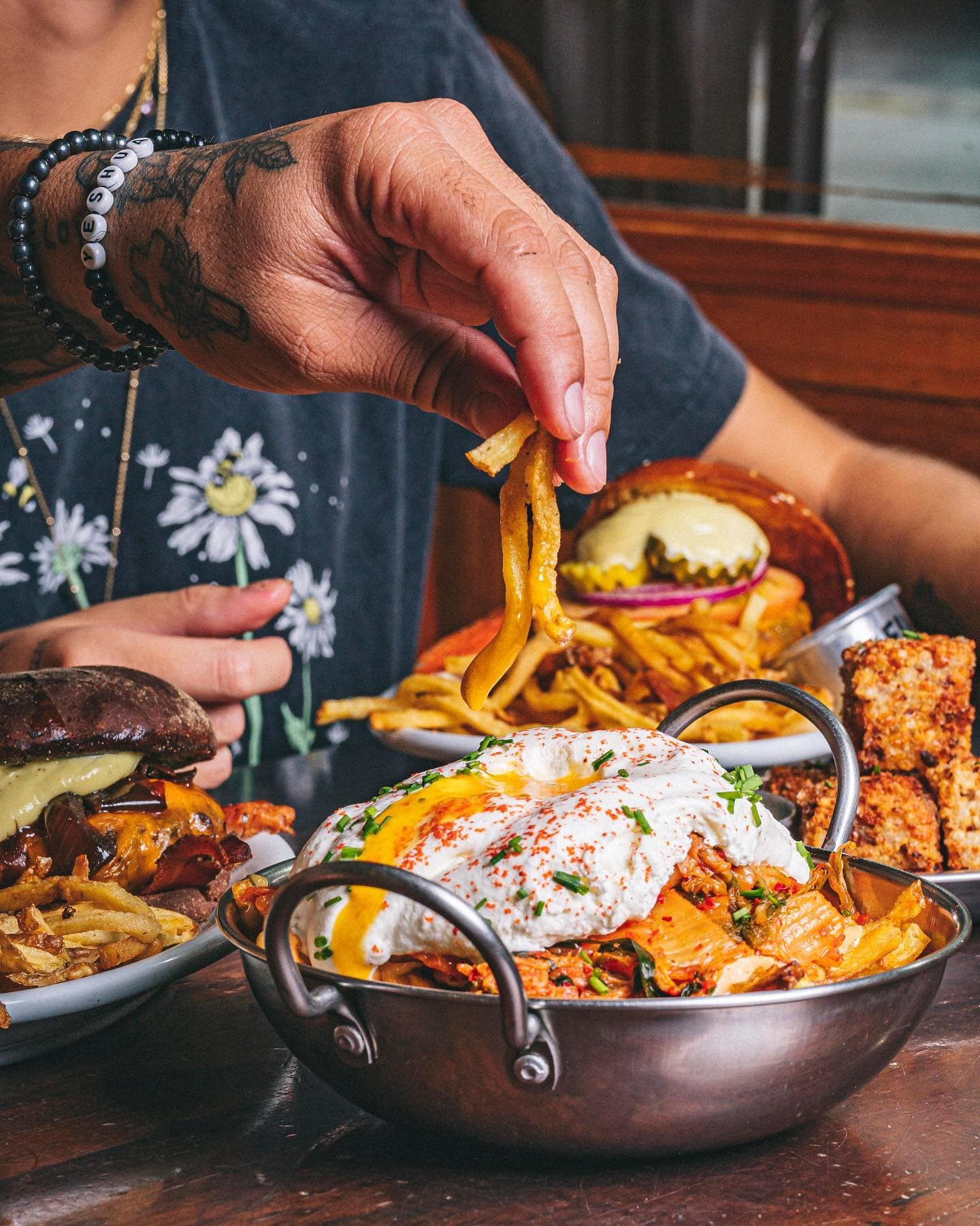 Ambiente descontraído que serve hambúrgueres fartos e variados, batatas fritas e sobremesas, como pudim.