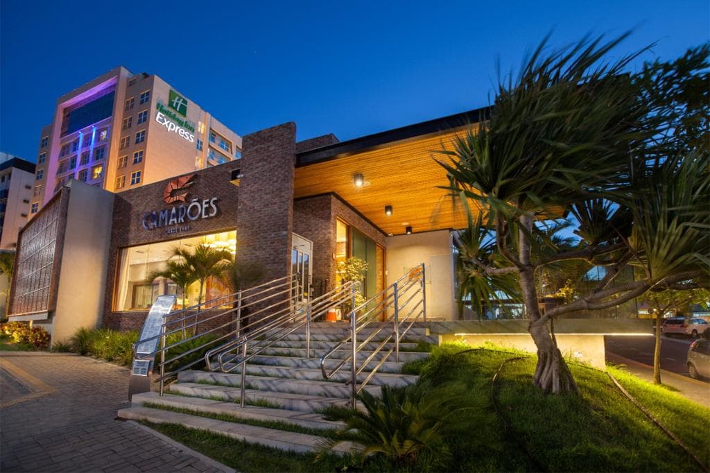 Olá, seja muito bem-vindo(a) ao Camarões Restaurante!

As reservas de mesas correspondem a 30% da nossa capacidade total. Por isso, caso não consiga agendar sua mesa, não se preocupe. Nos comprometemos em atender a todos os clientes que nos visitarem conforme a ordem de chegada e os outros ambientes do restaurante estarão disponíveis para este atendimento. 

As reservas ficam ativas até: 
12h para o almoço com 15 min de tolerância e
19h para o jantar com 15 min de tolerância.

Estamos te esperando!