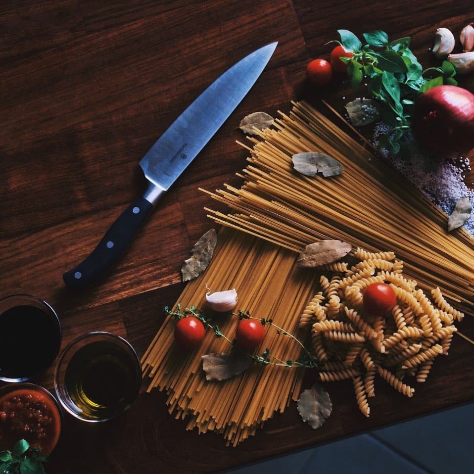 Trabalhamos com Massas e Risotos, Filé, Peixe, Camarão, Bacalhau, Entradas e Petiscos. Além de uma carta de drinks e uma adega com mais de 100 rótulos de vinho