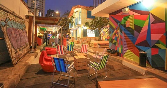 O Feirinha Bar foi pensado para o público que esta cansado dessa rotina na selva de pedra. Com um ambiente aberto, diferenciado, aconchegante e descontraído, aqui na nossa feira você encontra diversas variedades de drinks, cervejas geladas e petiscos deliciosos! Fora aquele jazz & blues que todo mundo adora. Estamos prontos para te receber! E aí, vai ficar de fora dessa? Quem não gosta de curtir uma boa música a céu aberto e ainda tomar aquele drink especial?