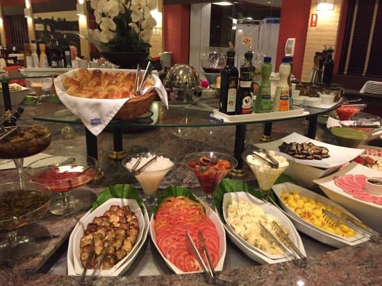 Restaurante com buffet de saladas, pratos quentes, massas e a tradicional picanha até nobres cortes variados.