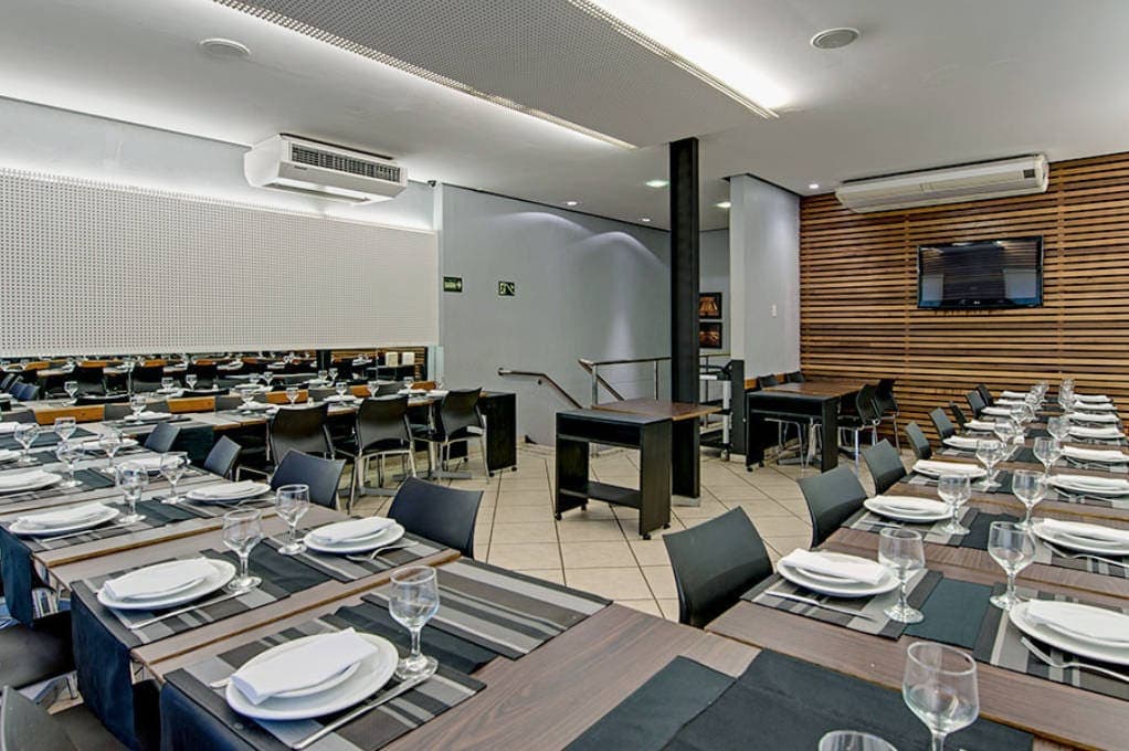 Acostumado a pedidos excêntricos, o português Américo Carreira Vieira foi matutar na cozinha e resolveu juntar ingredientes de dois pratos campeões de pedidos da casa: o strogonoff e o coquetel de camarão, hits da gastronomia daquela época. De uma receita utilizou o champignon, da outra o molho rosé levemente adocicado e, para incrementar, sapecou punhados de mozzarella ralada e lascas de salame da melhor procedência. Estava criada a receita que se transformaria na marca registrada do restaurante: a famosa pizza de champignon que, em pouco tempo, já frequentava o cardápio de todas as pizzarias da cidade e do Brasil.