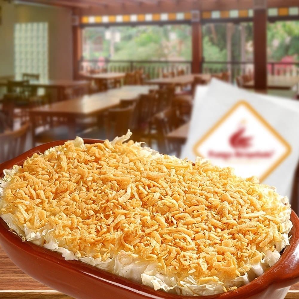 Frango desossado grelhado, além de carnes nobres, bacalhau e filés à parmegiana, em casa rústica e informal.