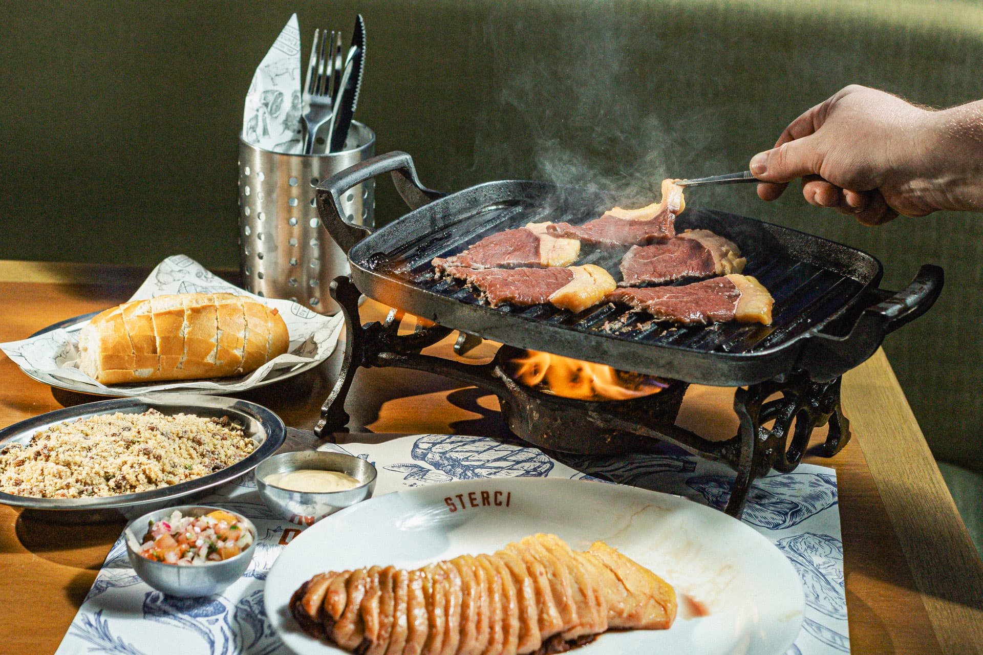O Empório Assunção é a nova unidade em Santo André, criada para oferecer uma experiência completa de gastronomia e convívio. O espaço reúne açougue premium e restaurante em um ambiente moderno, pensado para quem busca qualidade, conforto e momentos especiais.

Um dos grandes diferenciais é o Deck House, área projetada para encontros descontraídos, eventos e confraternizações, unindo praticidade e estilo. A proposta é simples: entregar aos clientes um local onde boa comida, ambiente agradável e hospitalidade andam juntos.