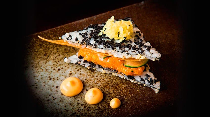 Um cardápio cuidadosamente elaborado, conciliando o tradicional e o contemporâneo é ponto principal de uma das casas mais inovadoras de São Paulo. O restaurante Geiko-San atrai cada vez mais pessoas, contando com o melhor da culinária japonesa em um ambiente envolvente e dono de uma decoração diferenciada.