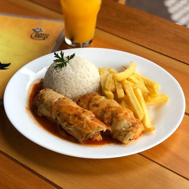 Galpão estilizado abriga boteco musical que tem shows populares variados, em ambiente rústico com mezanino.