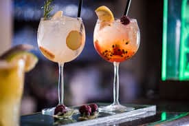 Bar com premiada carta de drinques, destaque aos pratos e ao bolinho de costela, em ambiente retrô requintado.