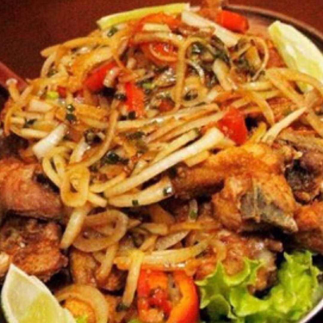 Bar Noturno e Choperia com várias porções, petiscos e lanches para você saborear e curtir seu Happy Hour. Nosso Frango Passarinho ao Alho e Óleo é um sucesso.