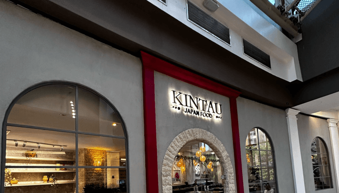 Bem-vindo ao Kintau Japan, um restaurante japonês que une elegância, tradição e acessibilidade em uma experiência gastronômica única no coração do Moinhos Shopping, em Porto Alegre.

Nossa proposta é oferecer muito mais do que uma refeição: criamos uma jornada sensorial através de menus degustação cuidadosamente elaborados, com pratos que combinam ingredientes selecionados, apresentação refinada e um toque contemporâneo da culinária japonesa. Tudo isso em um ambiente acolhedor e sofisticado, pensado para quem aprecia os detalhes — seja em um encontro especial, um momento de pausa ou uma celebração da boa comida.

No Kintau, acreditamos que a alta gastronomia pode — e deve — ser acessível. Por isso, trabalhamos com menus que valorizam o melhor da cozinha japonesa, respeitando suas raízes e incorporando uma estética moderna, tanto no sabor quanto na apresentação. Cada prato é uma composição visual e gustativa, feita para surpreender.

Menu Degustação | Kintau Japan
Elaborado pelo Chef David Frankad

Nosso menu contempla uma seleção completa de entradas frias e quentes, pratos principais como uramakis, hossomakis, temakis (à vontade durante o mês de maio), sashimis e sobremesas — tudo servido à mesa em porções cuidadosamente definidas.

Nosso ambiente convida à contemplação e ao conforto: luz suave, detalhes minimalistas e inspiração no design japonês tornam cada visita uma experiência memorável.

Valores:
* R$ 79,90 – Almoço de segunda a sexta (exceto feriados)
* R$ 89,90 – Jantar de segunda a sexta (exceto feriados)
* R$ 119,90 – Sábados, domingos, feriados e datas comemorativas (como o Dia dos Namorados)

Benefícios e condições especiais:
* Crianças até 5 anos: não pagam
* Crianças de 6 a 10 anos e clientes bariátricos: 50% de desconto

Seja bem-vindo ao Kintau Japan — onde tradição e inovação se encontram à mesa.

📍 Moinhos Shopping – Porto Alegre
📸 Instagram: @kintau.japan