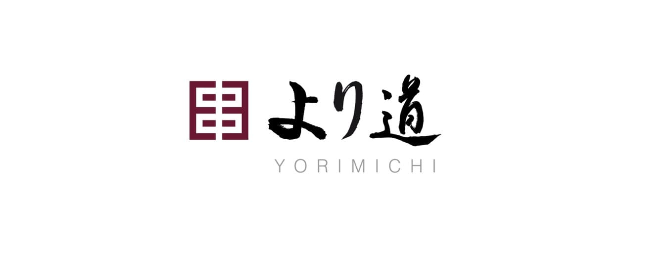 Fundada em 2016 pelo premiado sushiman Ken Mizumoto, o Yorimichi é uma casa que busca trazer um pouquinho do Japão para São Paulo. O ambiente pequeno foi desenvolvido para ser íntimo e aconchegante, oferecendo pequenas porções de tradicionais pratos japoneses que podem ser acompanhadas de uma grande variedade de bebidas como sake, shochu, cervejas e coquetéis, tudo orquestrado de acordo com a famosa hospitalidade japonesa oferecida através de nossa querida equipe.
2016年、受賞歴のある寿司職人の水本健によって設立された「より道居酒屋」は、日本文化を少しだけでもサンパウロに紹介する思いから造られた店です。小さな空間は、親密で居心地が良く、伝統的な日本料理を含めて、日本酒、焼酎、ビール、カクテルなどの多様なドリンクを提供しています。心からお待ちしております！