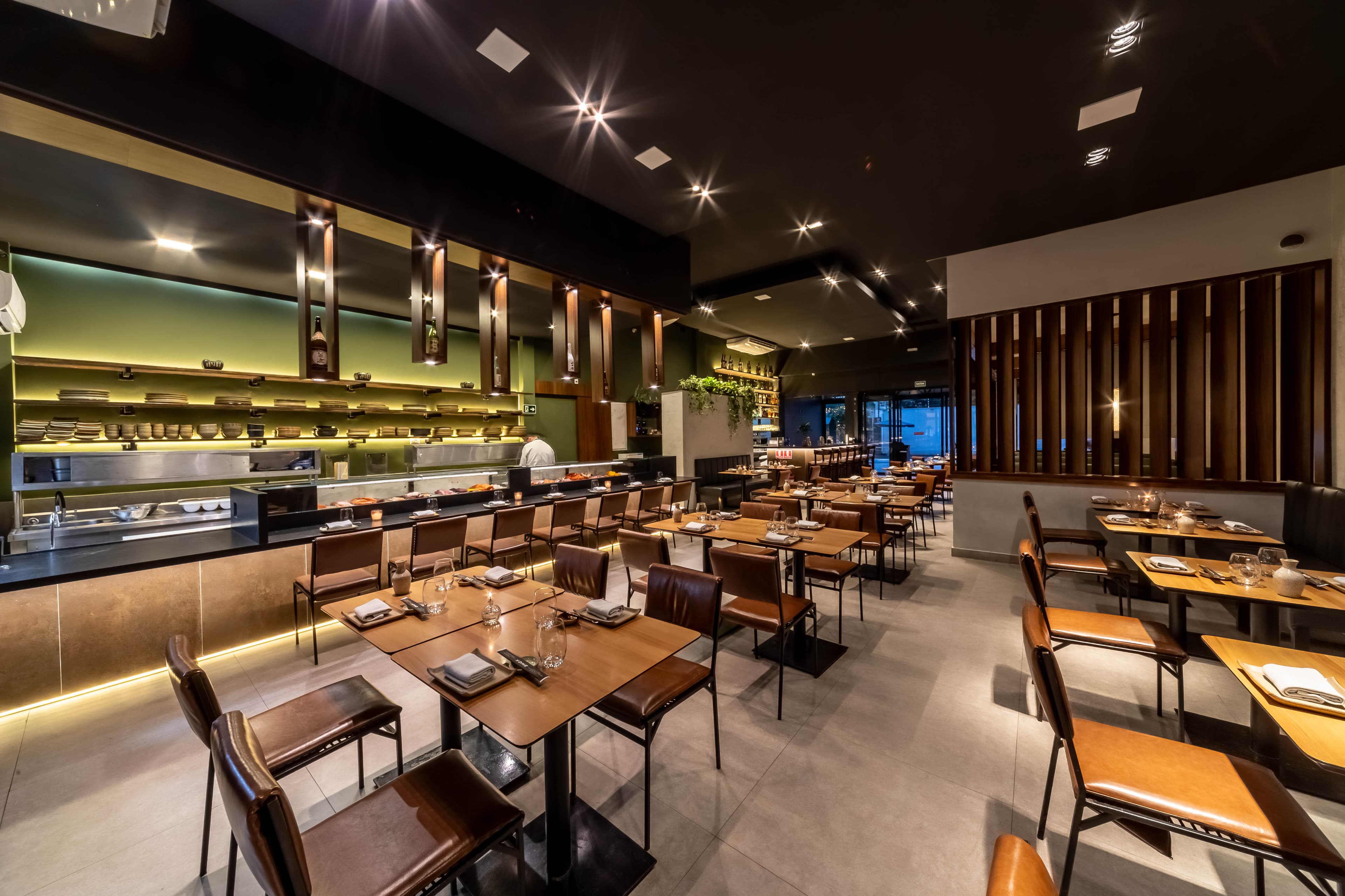 Onde o Japão e o Mediterrâneo se encontram no prato. Com a combinação de sabores vistosos em um espaço contemporâneo,  refinado e intimista.