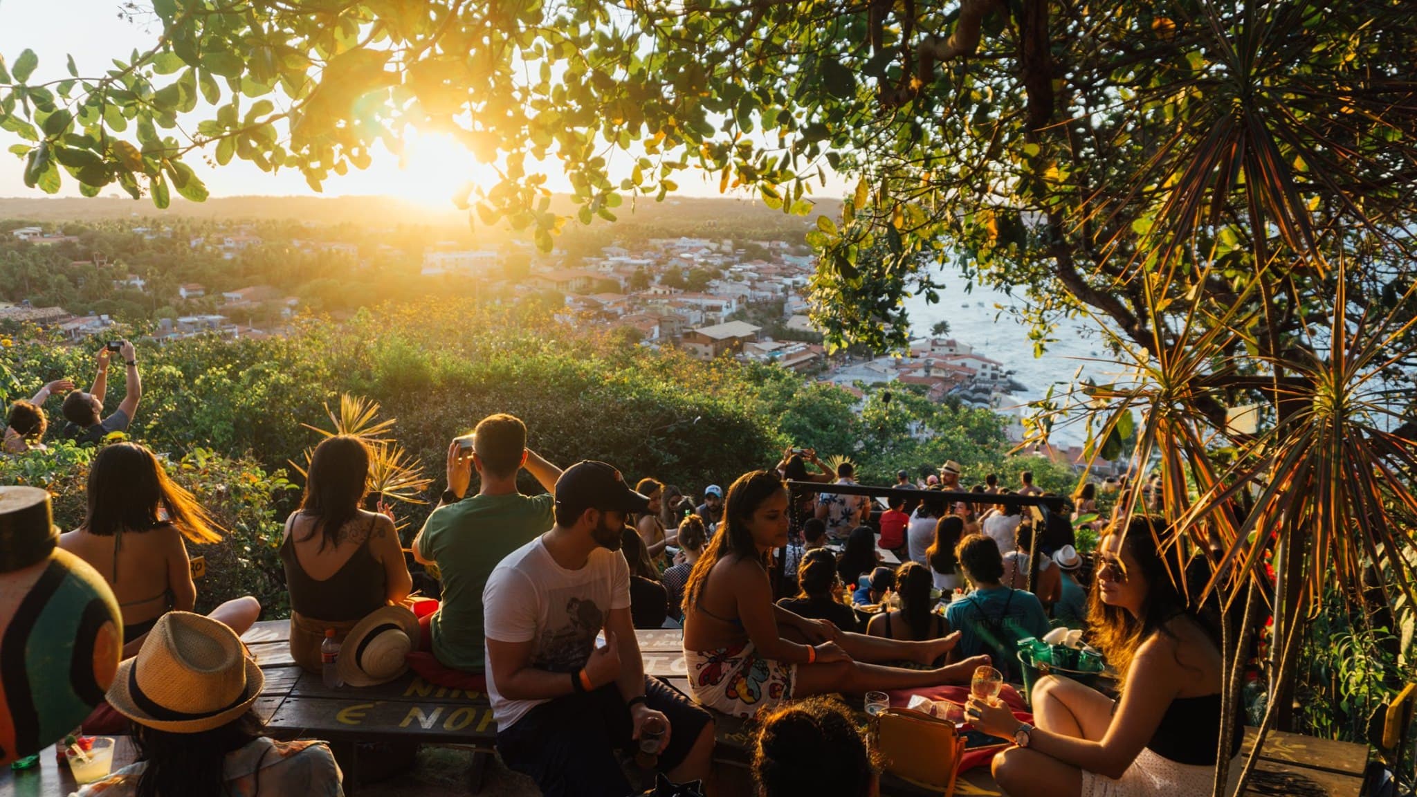 O Mirante Sunset Bar é uma experiência única e exclusiva que vale a pena viver. Imagine o Mirante Sunset como um teatro ao ar livre, de onde todo dia um público privilegiado tem a oportunidade de assistir a um dos mais incríveis espetáculos naturais do litoral sul potiguar: o pôr do sol da Pipa emoldurado pelo mar.