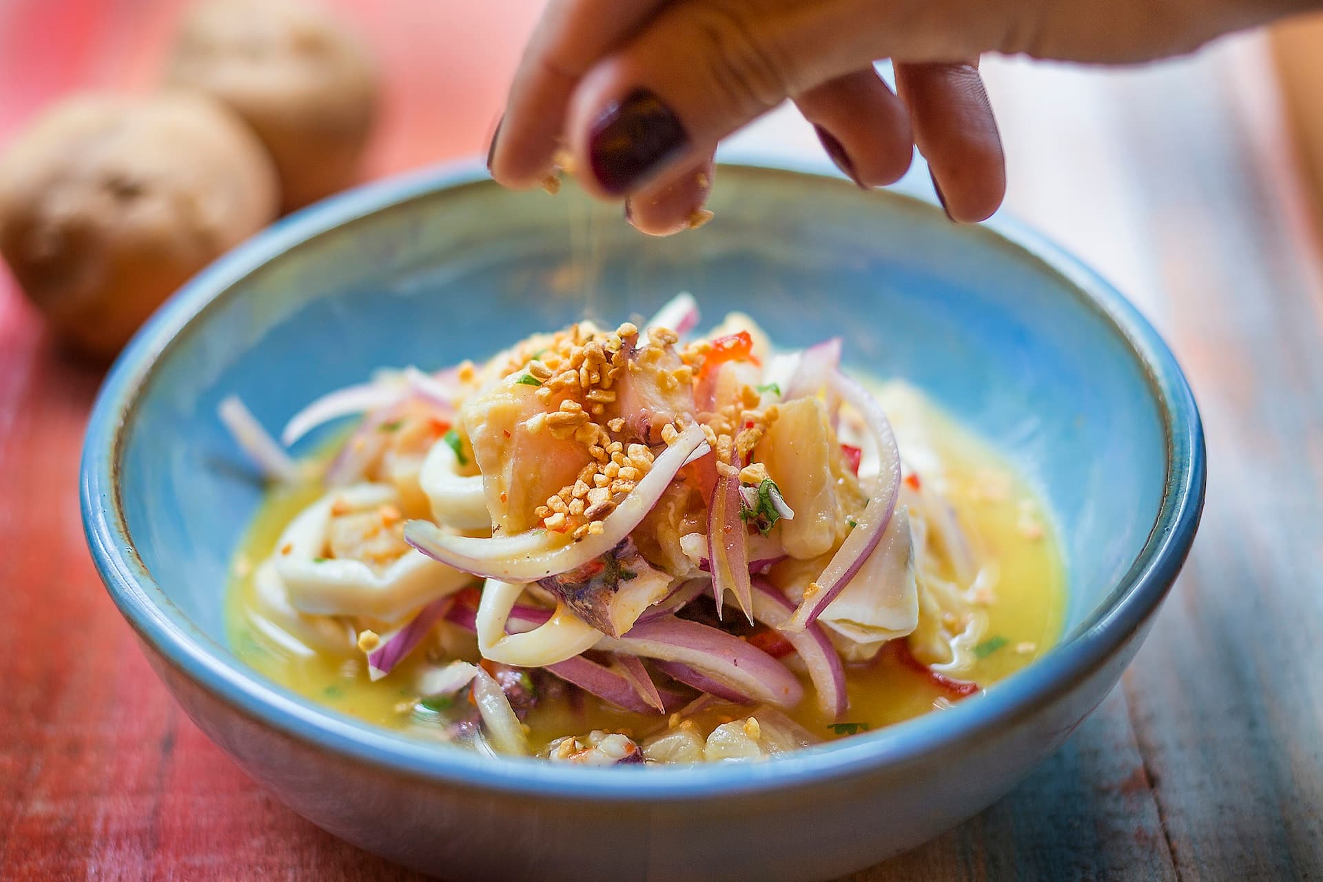 Suri Ceviche Bar, ingredientes frescos e uma experiência irresistível que promove uma viagem aos aromas e sensações da América Latina.