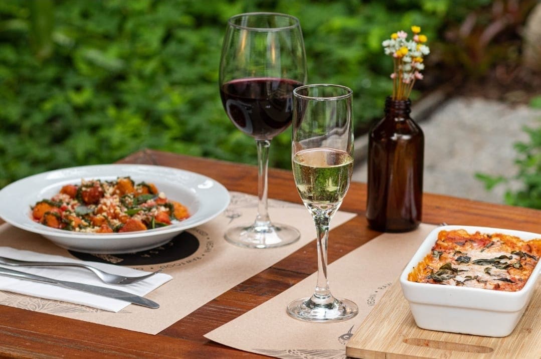 Culinária Vegana, Plant-Based e Sem Glúten* 🌱 Almoço no Jardim e Jantar com Música ao Vivo 🍷🎶 Primeiro restaurante especializado do Brasil.