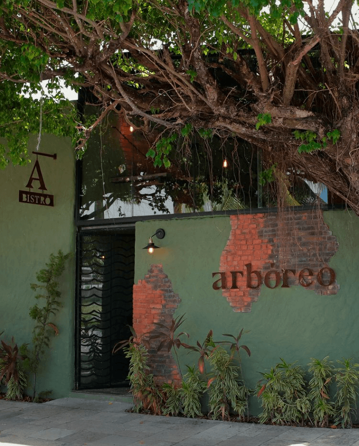 * Reservas para o mesmo dia serão aceitas até às 11h45min para o almoço e 18h45min para o jantar, após esse horário, atenderemos por ordem de chegada. Nossa tolerância de atraso das reservas é de 15min.  Informações sobre disponibilidade de mesa e lista de espera - WhatsApp (83) 99650-6460