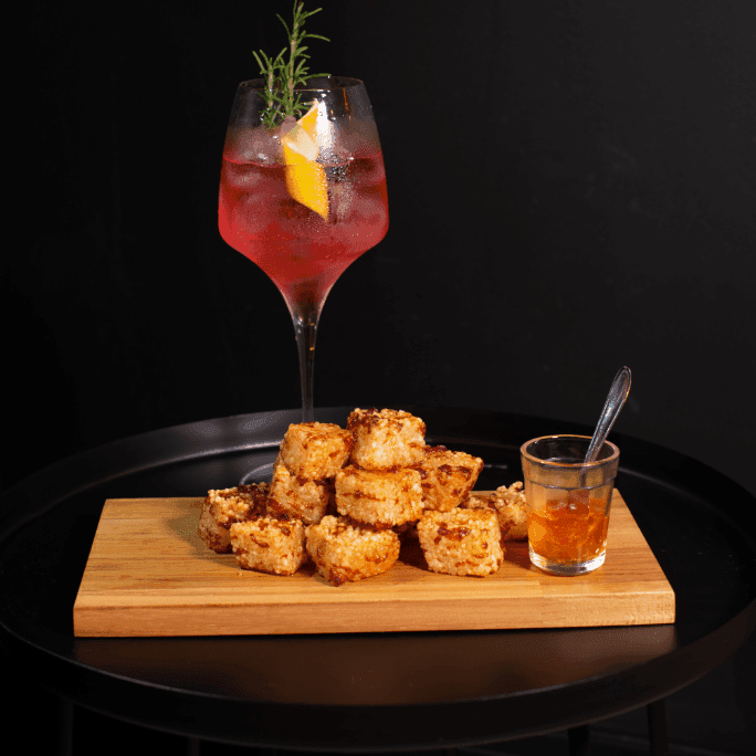 O primeiro bar especializado em coquetéis de Taubaté!
Ambiente despojado e ao mesmo tempo aconchegante onde você pode provar nossas deliciosas receitas de coquetéis harmonizadas com variadas porções e petiscos.