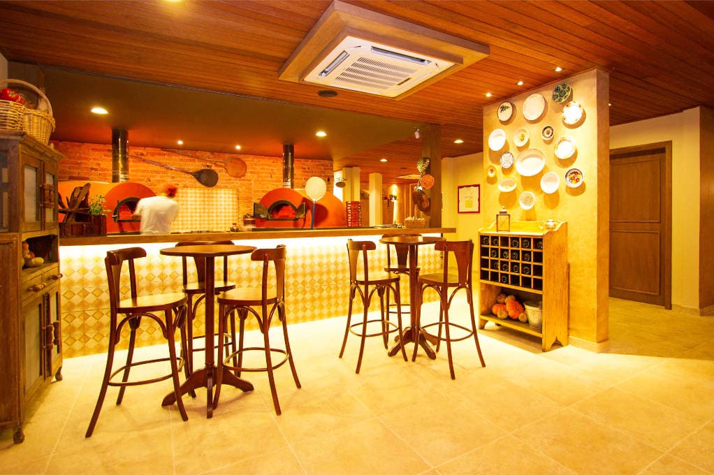 Desde 1978, somos referência na gastronomia italiana em nosso Estado.Ambiente climatizado, decoração temática, excelente cardápio e atendimento diferenciado, atendemos todos os dias, inclusive feriados, no almoço e jantar. De segunda à sexta, no almoço, além do serviço À La Carte, oferecemos Buffet Executivo com carnes, massas, saladas e antepastos.